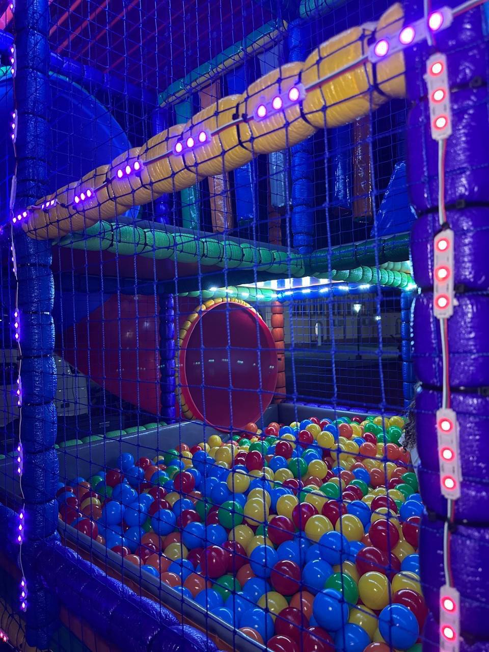 Piscina de bolinhas da Carreta Playground Land Toys iluminada por LED roxo e vermelho à noite